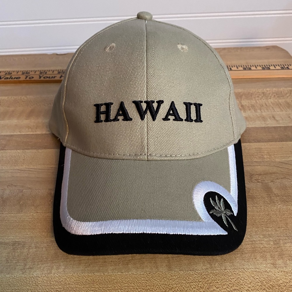 Preowned Like New Mens “Hawaii” Hat/Cap. Beige/ Black.Adjustable.